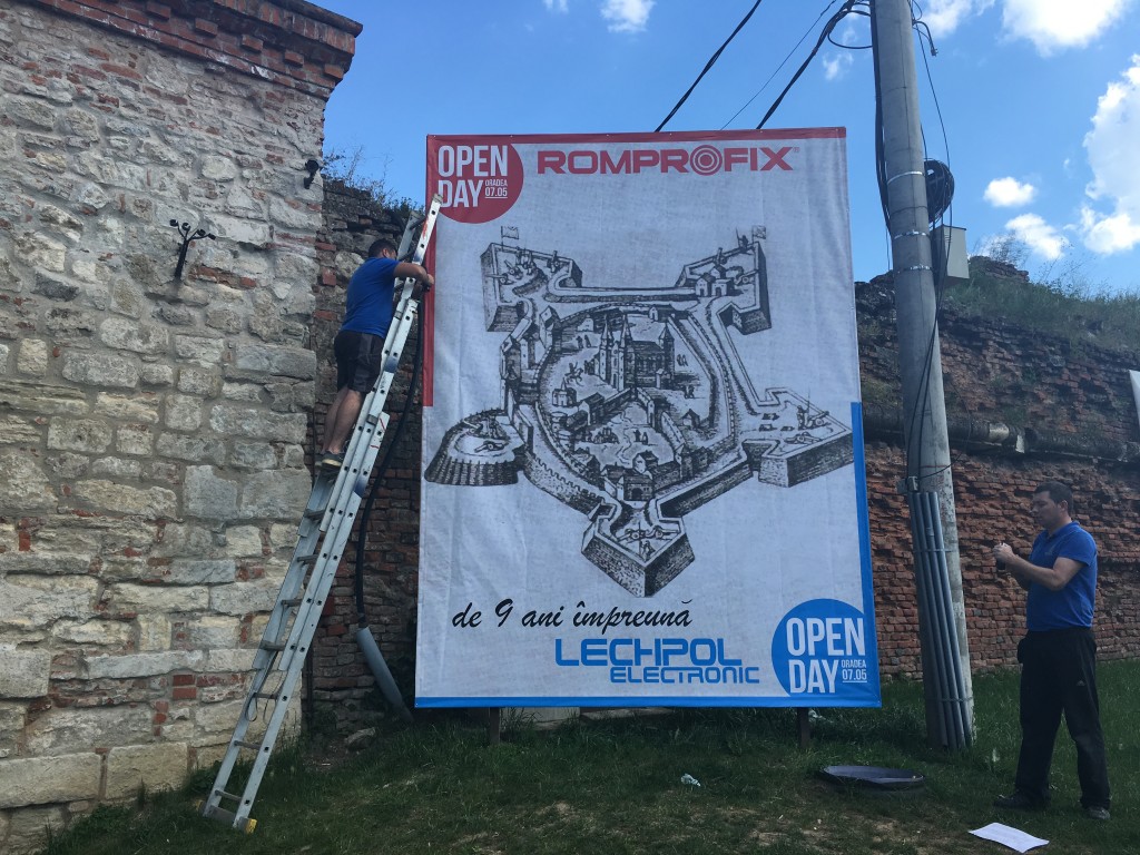 Montare steag outdoor. Productie publicitara Oradea kogayonstudio.ro